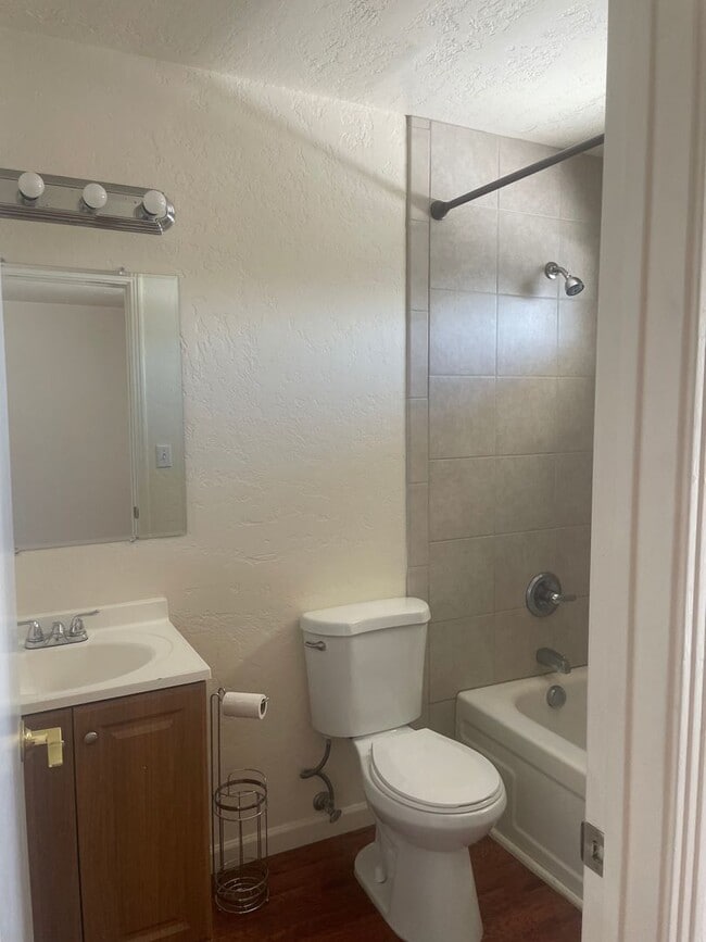 Building Photo - 3 Bed 2.5 Bath Pet-Friendly Retreat by The...