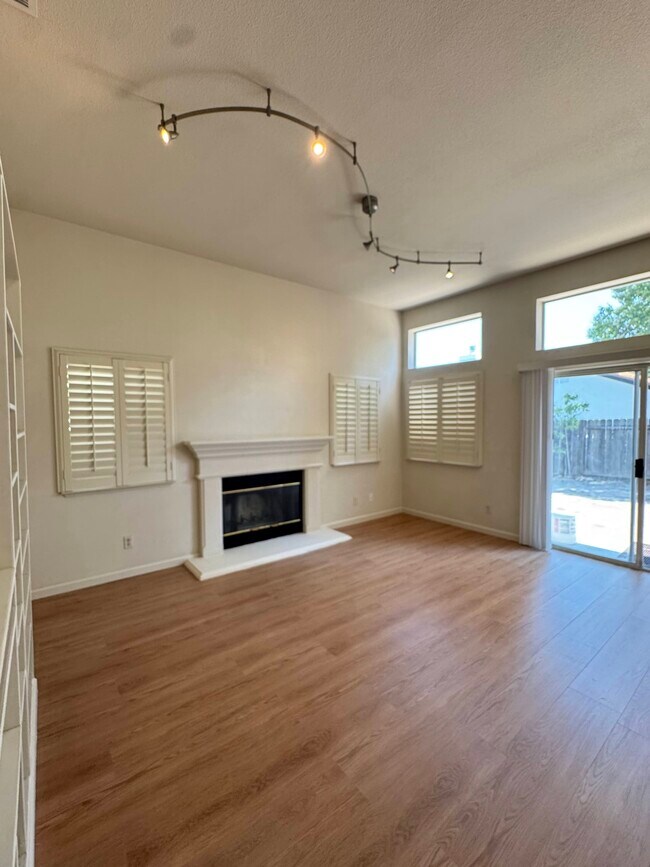 Building Photo - 5017 Toyon Way