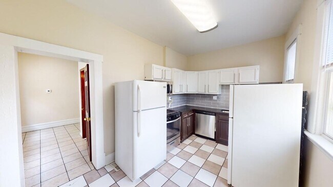 Primary Photo - 6 BEDROOMS + 3 BATHROOMS Available August ...
