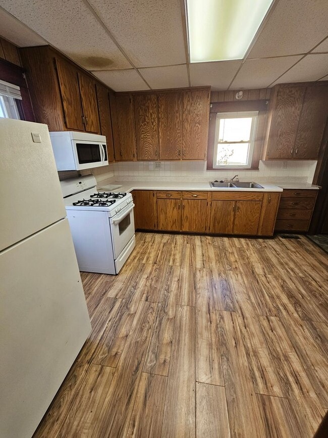 Building Photo - Spacious 2 Bedroom 1 Bath with 2 car Garage