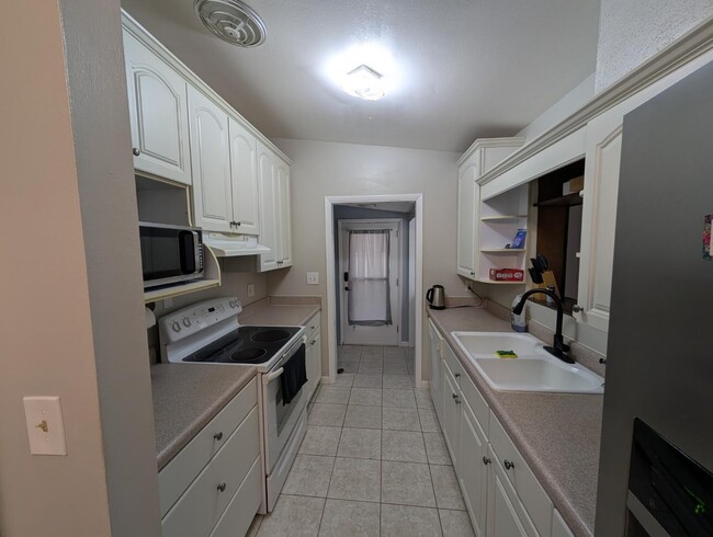 Building Photo - 1657 Louvre Dr