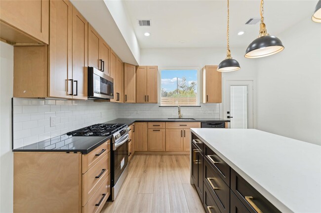 Building Photo - 8048 Sunbury St