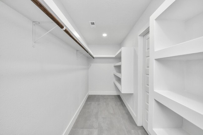 Building Photo - 15411 Town Green Dr