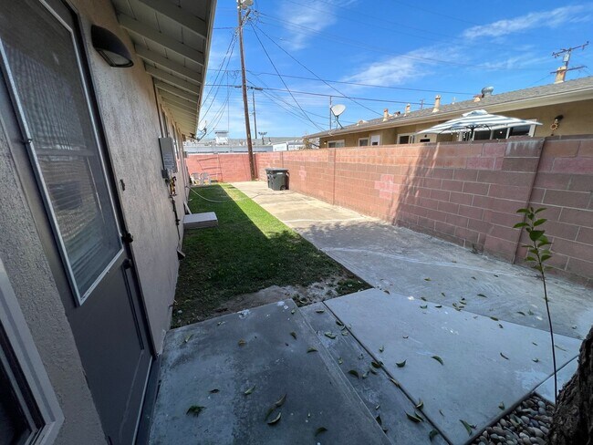 Building Photo - Charming 1 Bedroom unit, completely remodeled with In-Unit Washer/Dryer!