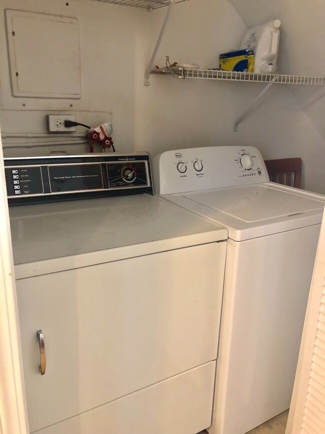 Building Photo - Short Term Lease Available for 2 Bed/1.5 B...