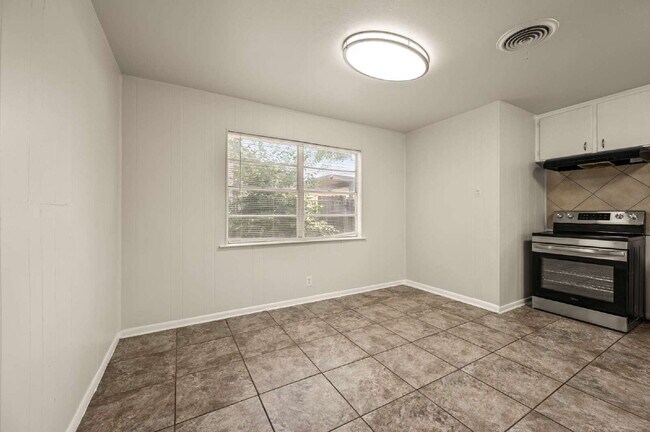 Building Photo - Spacious 4 Bedroom Home with Expansive Living Areas in a Convenient Location