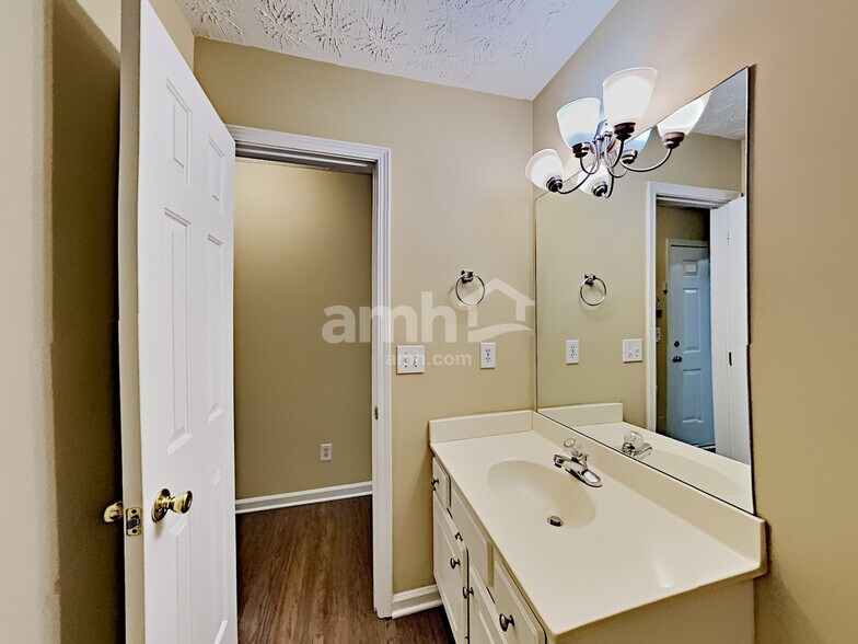 Building Photo - 1305 Carlysle Park Dr