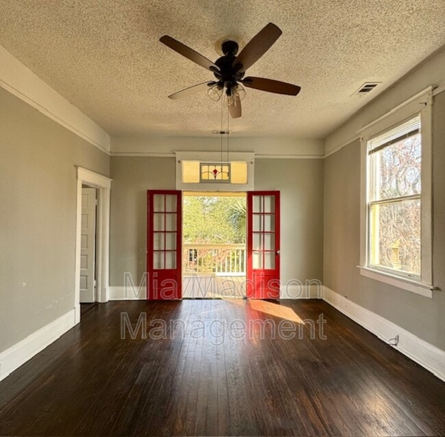 Building Photo - 1203 1/2 E Henry St