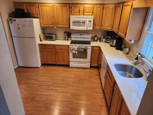Building Photo - 801 Manor Ter