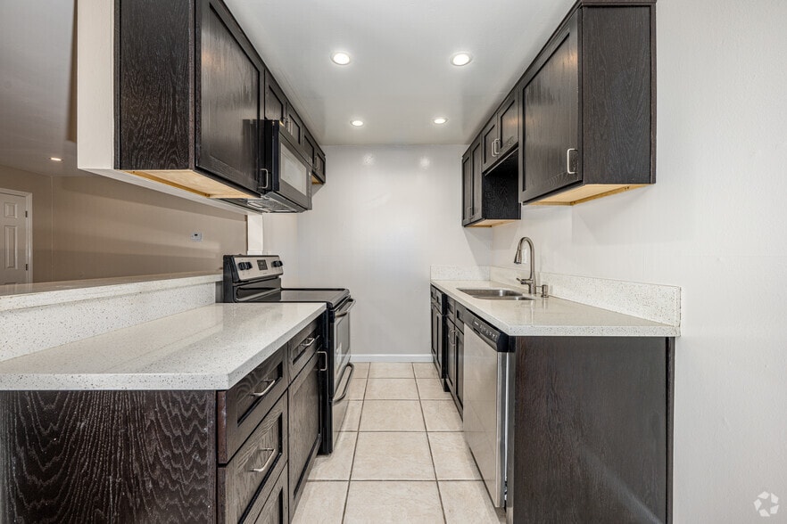 2BR, 2BA - 900SF - Kitchen - 2841 Montrose Ave