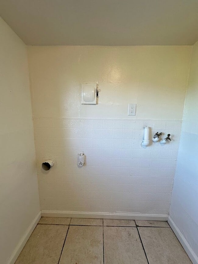 Building Photo - Charming One Bedroom in the Heart of Red Bluff! Pet Friendly!