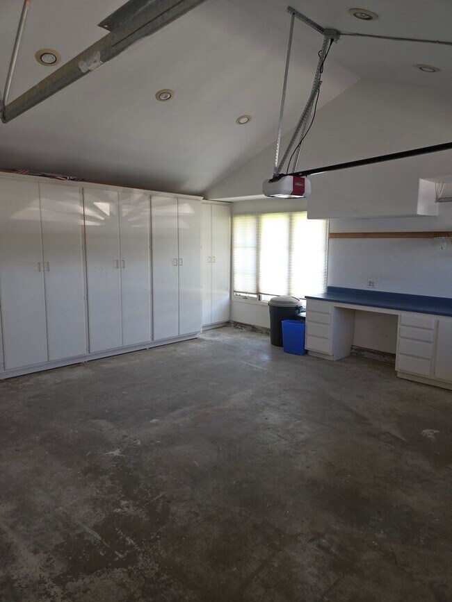 Building Photo - 4 Bedroom 2 baths remodeled home