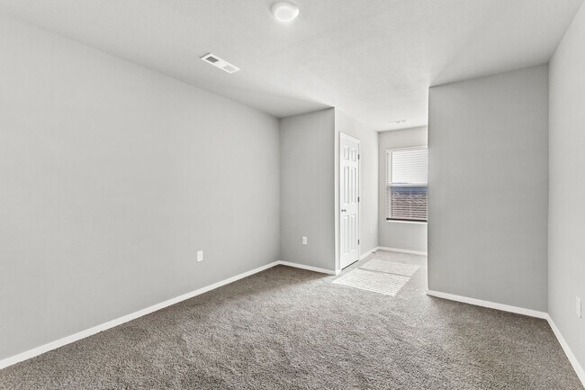 Building Photo - Spacious Home in Fayetteville!