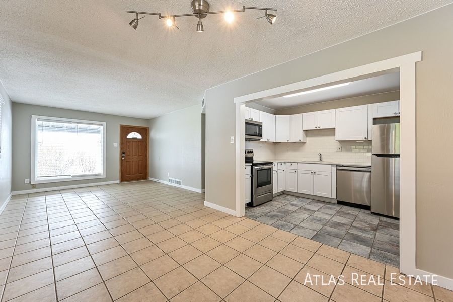 Building Photo - 916 Victor St