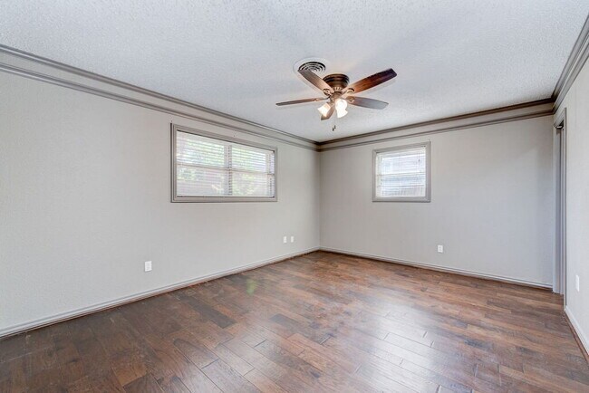 Building Photo - 3/2/2 in Excellent Location!