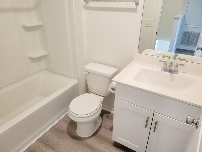 Building Photo - Beautiful 4 bedroom 2.5 bath home with gra...