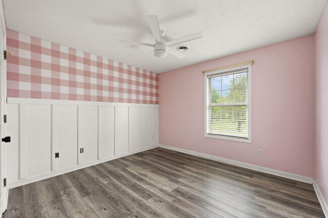 Building Photo - 180 Lilly Ln