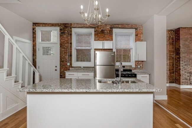 Building Photo - Remodeled 5 bedroom/2 bathroom in South Side