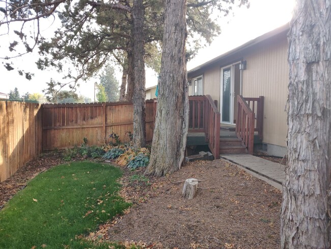 Building Photo - 2x2 duplex with a fenced yard, single-car ...