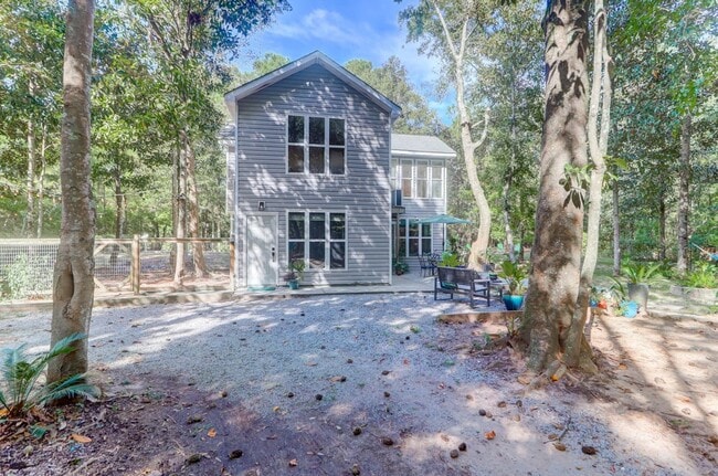 Building Photo - Quiet and Serene Johns Island Living