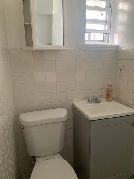 Bathroom - 3334 Kingsland Ave