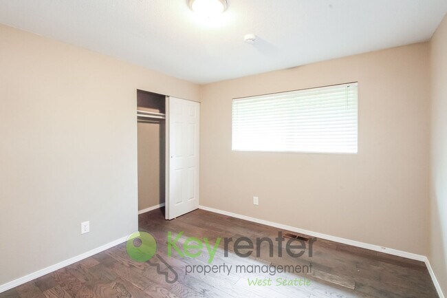 Building Photo - Spacious 4 Bedroom with Open Floor Plan and AC