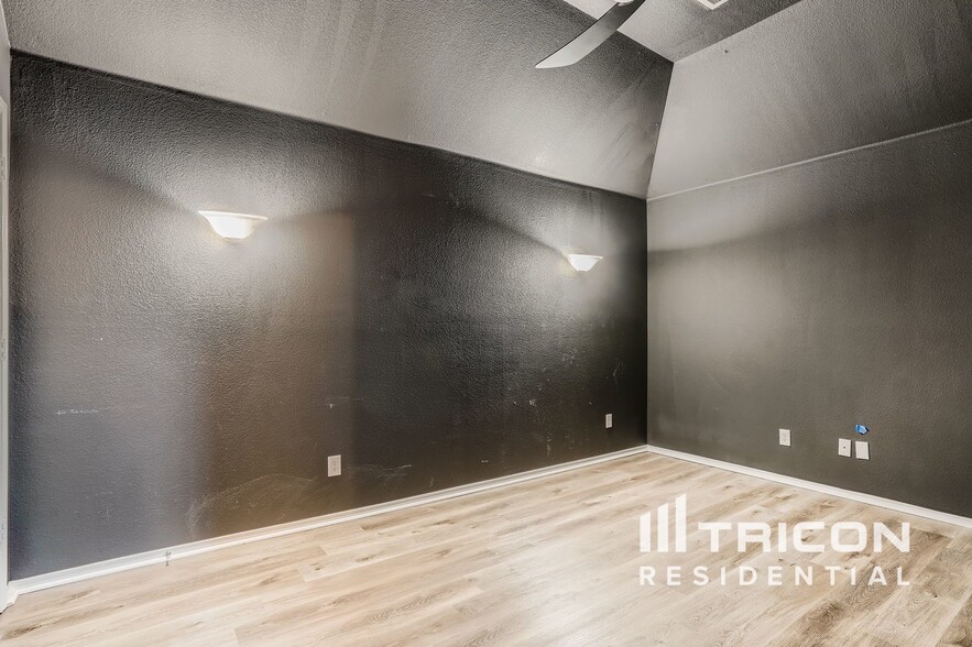 Building Photo - 305 Hidden Lake Ct