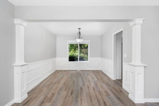Building Photo - Stunning 4 bedroom, 2.5 bathroom home!! Must See!!