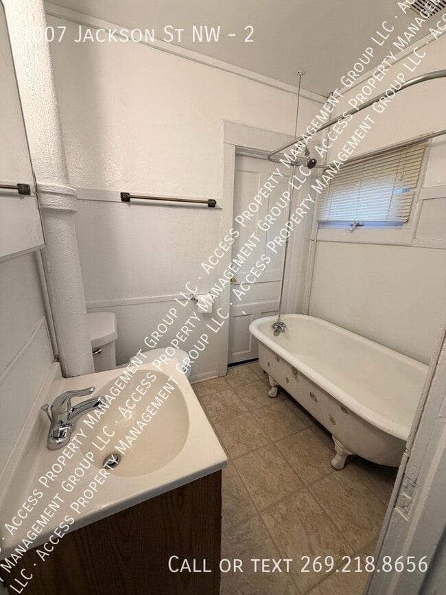 Building Photo - 1007 Jackson St NW