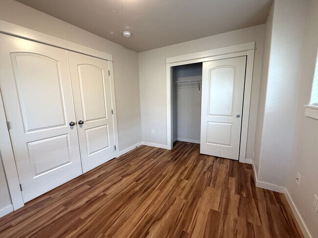 Building Photo - 4 Bedroom Home: Fenced Backyard & Great Location!