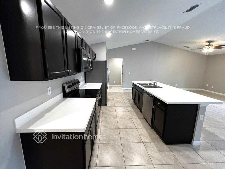 Building Photo - 1659 SW Realty St