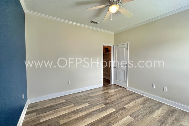 Building Photo - South Crestview 4/3 Available Sept 25!