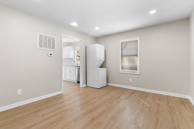 Building Photo - Westwood and Adams Duplex Apartments