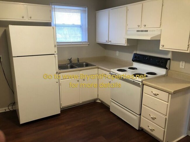 Building Photo - Hendersonville - 2 Bedroom Duplex Basement...