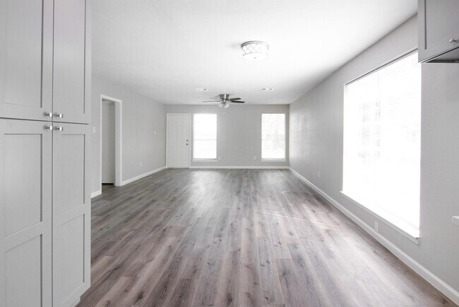 Building Photo - 23710 Farm Hill Dr