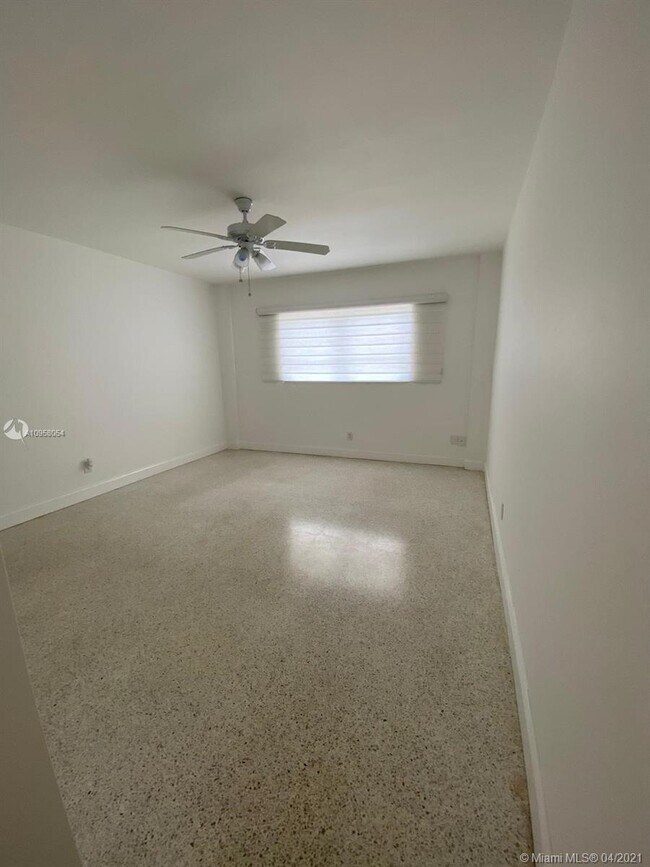 Building Photo - 9700 W Bay Harbor Dr