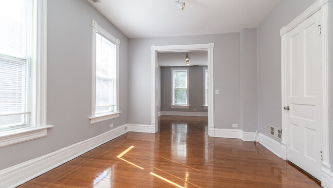 Building Photo - 1148 W Addison St