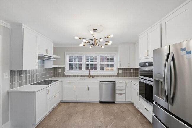 Building Photo - Charming 2BR Home with Modern Updates in Prime Charlotte Location