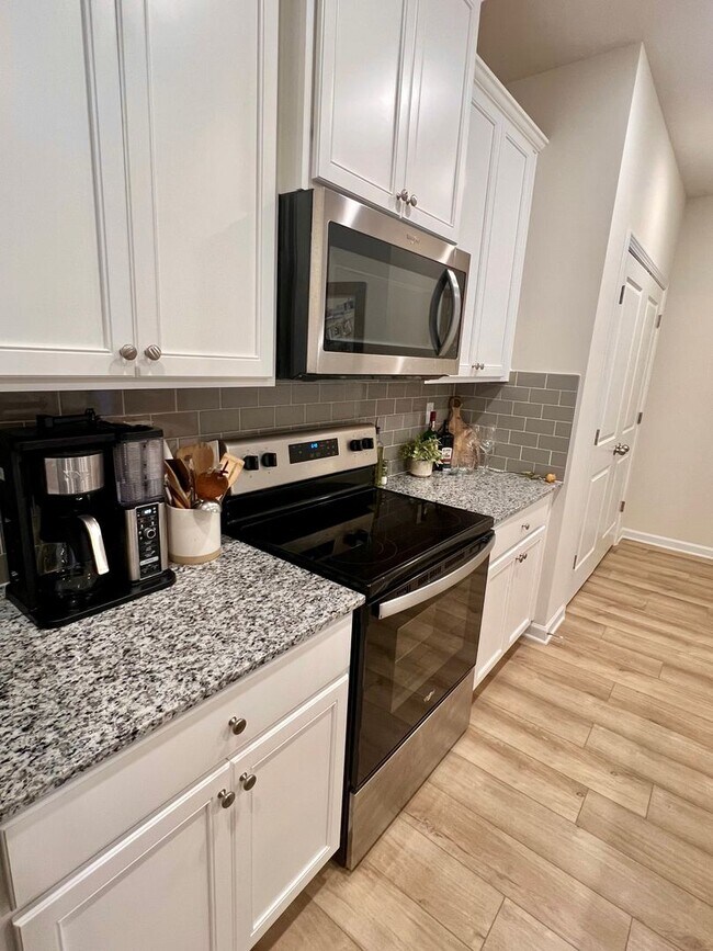 Building Photo - 1 MONTH FREE! 3 Bedroom Townhome in Oakwood!