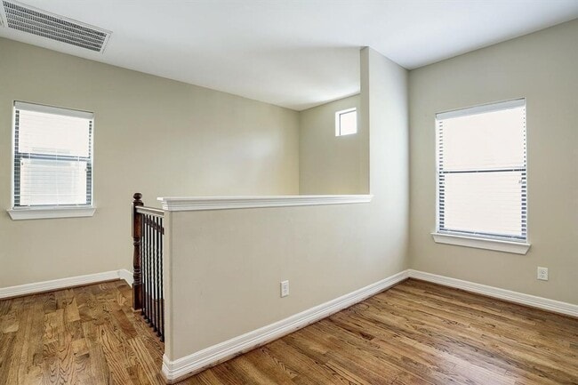 Building Photo - Gorgeous Contemporary Three Bedroom!
