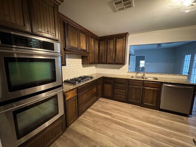 Building Photo - Beautiful Castle Heights Home