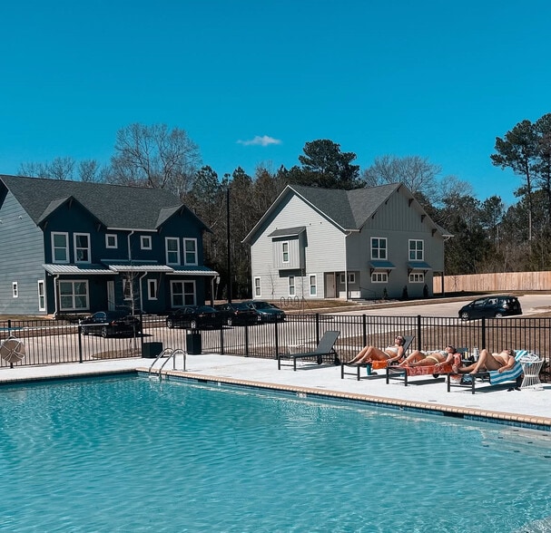 Resort Style Pool - Ivy Row at Southern Miss