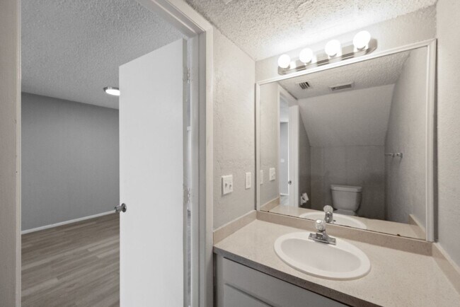 Building Photo - ***CUTE! Largo Townhome NOW *** 2 Bed. 1&1...