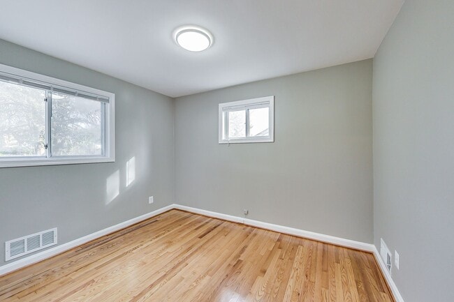Building Photo - Spacious 3BR/2BA Rambler with Heated Sun-room and Slate Patio!