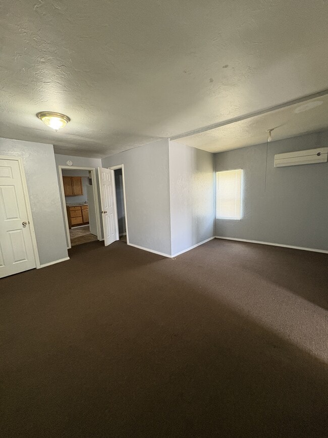 Building Photo - 321 S Oak Ave