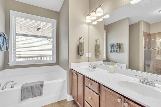 Building Photo - Charming 3-Bedroom Furnished Haven with Co...