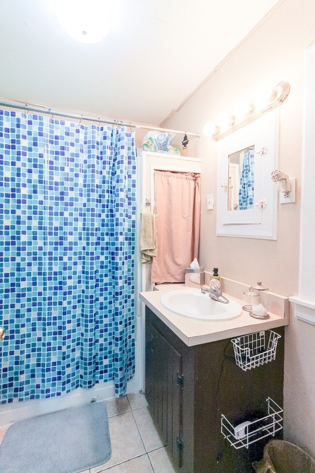 Building Photo - PRELEASING for AUGUST! Close to Campus