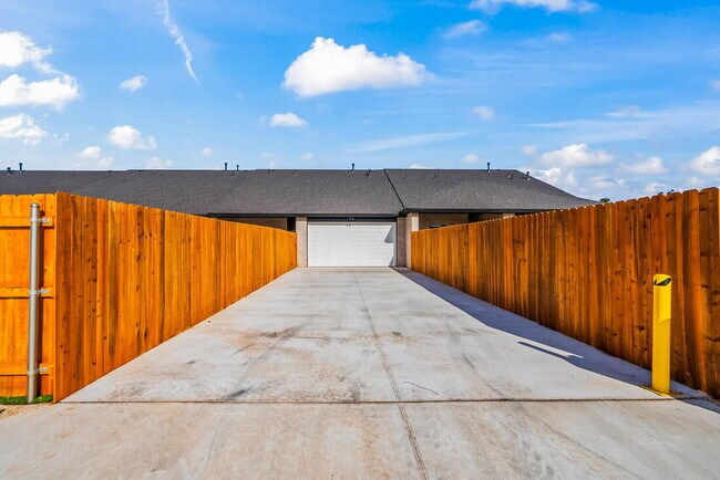 Building Photo - 10918 Albany Ave