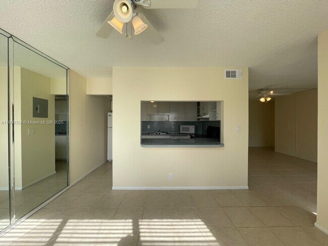 Building Photo - 9431 Live Oak Pl