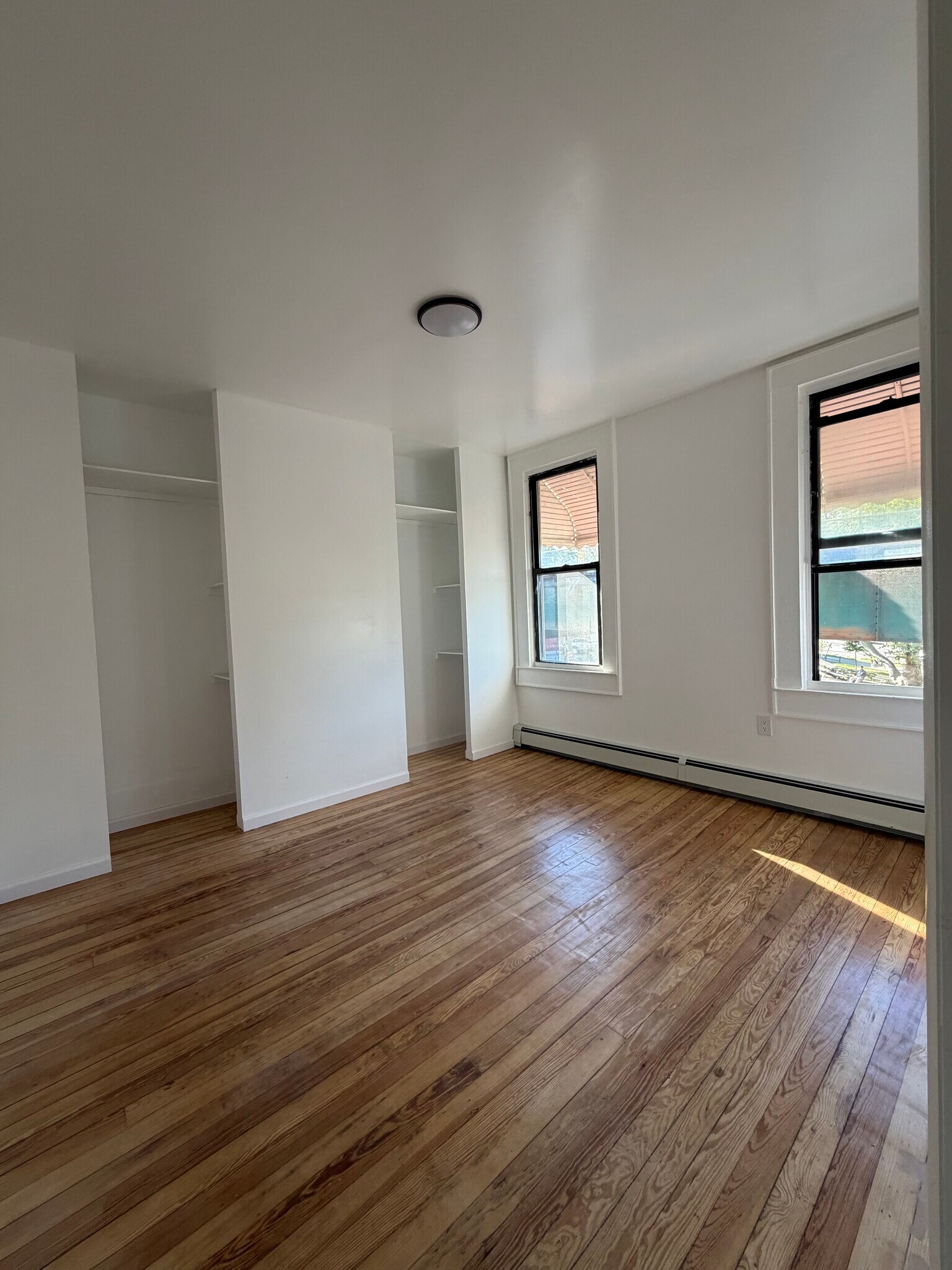 Building Photo - 5512 Roosevelt Ave